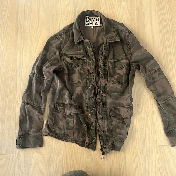 Pam & Gela Green Camo Print Lace Up Zip Collared Lightweight Utility Jacket P - Picture 3 of 3